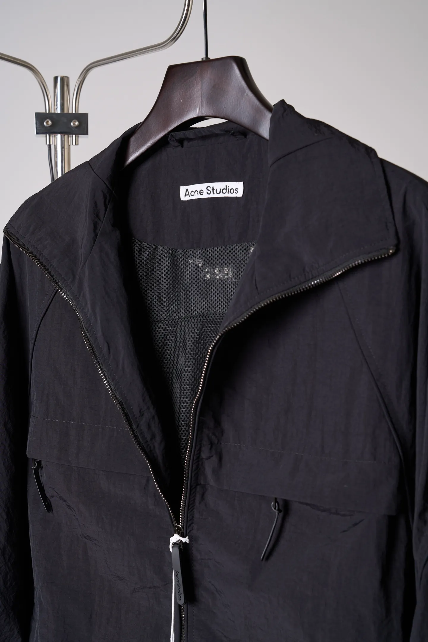 [Real auction] Acne Studios lapel short jacket [In Stock] 32 34 36 The fabric is made of 100% nylon (nylon/polyamide fiber) 75D high-density wrinkled nylon. The fabric has been permanently pressed and shaped by high temperature, and washed with high-pressure wrinkles at the factory to form its own irregular texture, permanently retaining the wrinkled texture, which will not disappear after washing. Matte matte coating removes the plastic glossy surface of nylon itself to create a low-key matte paper feel. Three-proof micro-coating, weak waterproof, anti-fouling, anti-static treatment, not easy to get dust. The interior is made of full-width mesh Breathable nylon lining, which reduces the stickiness of the nylon fabric to the body, improves air circulation, prevents sweating from sticking to the skin, and the zipper does not rub against the skin. The version adopts the raglan split topstitching process, and the front and rear panels are divided diagonally to expose even stitching. The three-dimensional dropped shoulders are loose and the fit is increased to increase the margin of movement. The back neckline is three-dimensional and high-density computer embroidered, and the embroidery lines are dense and not prickly. Customized all-metal matte nylon zipper, Genuine Leather embossed brand letters on the zipper leather tab, zipper tape with same color nylon fit to the body, double-locked reinforcement on both sides of the zipper to prevent pulling and tearing.